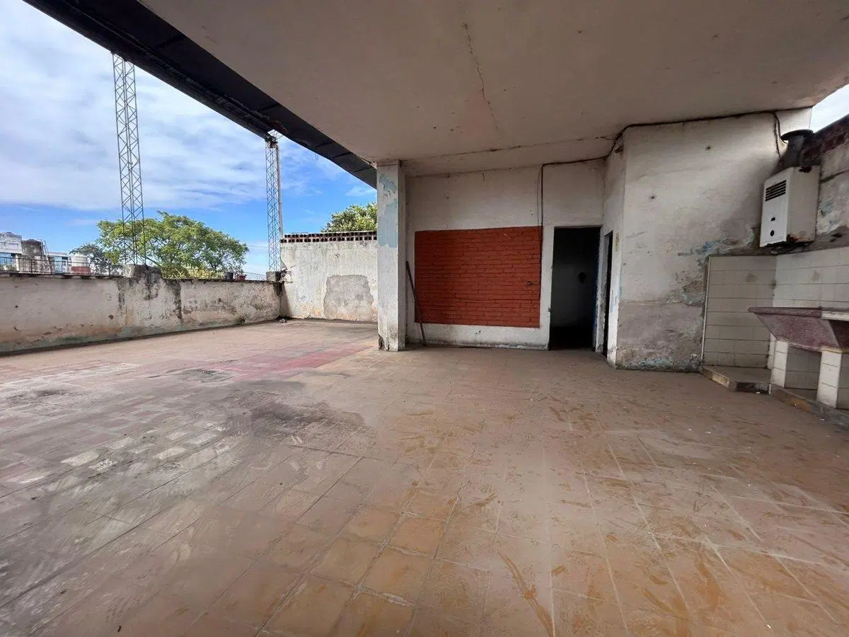 VENDO CASA SOBRE AV ROCA CASI ESQUINA ALEM 4