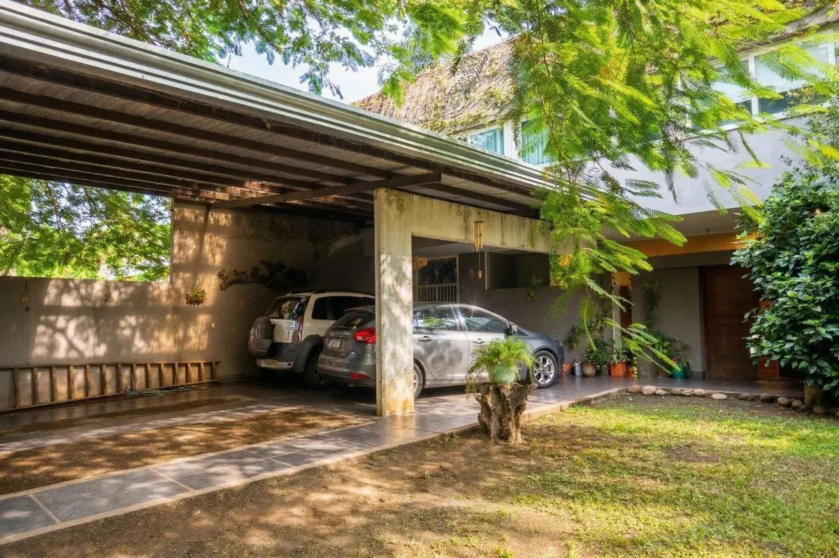 VENTA CASA EN YERBA BUENA- 4 DORM- 3 BAÑOS- PILETA 2