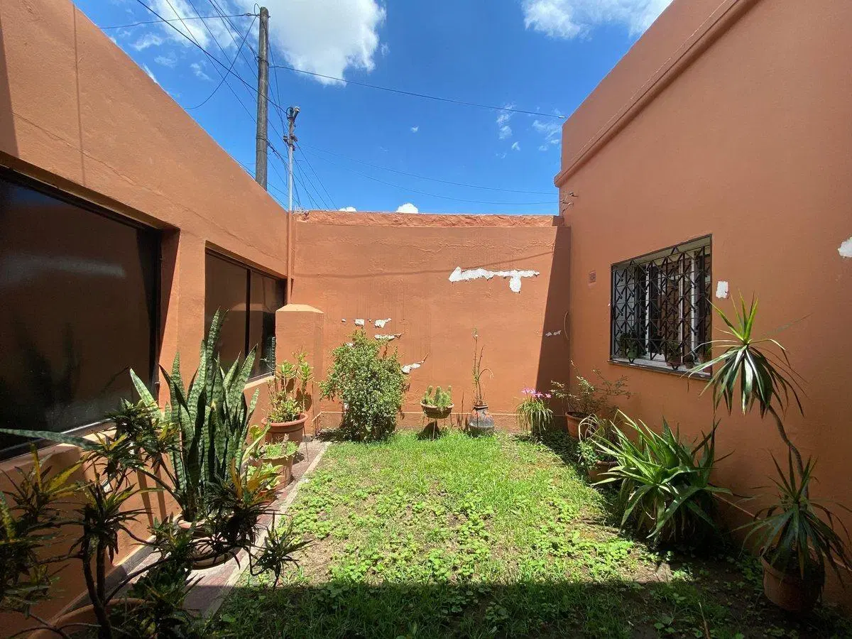 VENTA CASA 3 DORM, QUINCHO Y PILETA. LAMADRID 2600 3