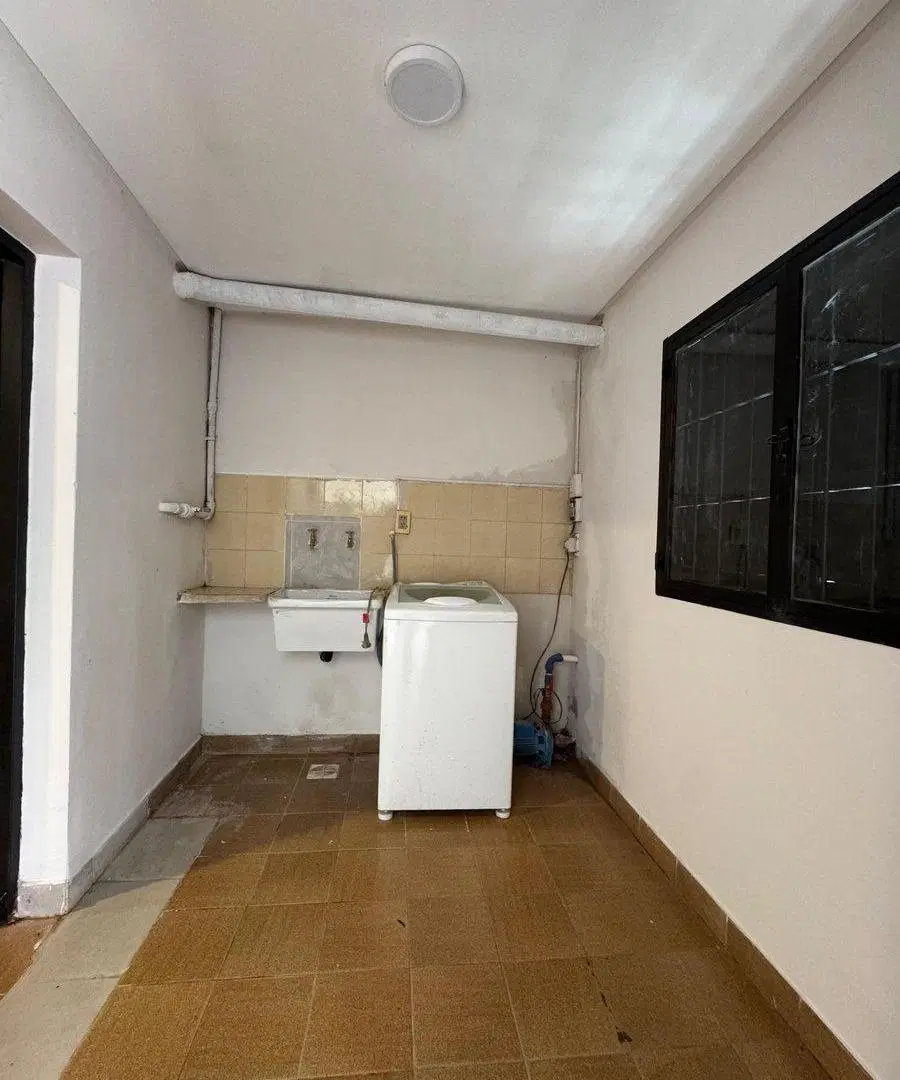 Casa tipo duplex  en venta 4 dorm zona Av America 5
