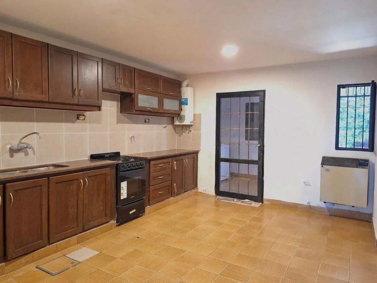 Casa tipo duplex  en venta 4 dorm zona Av America 2