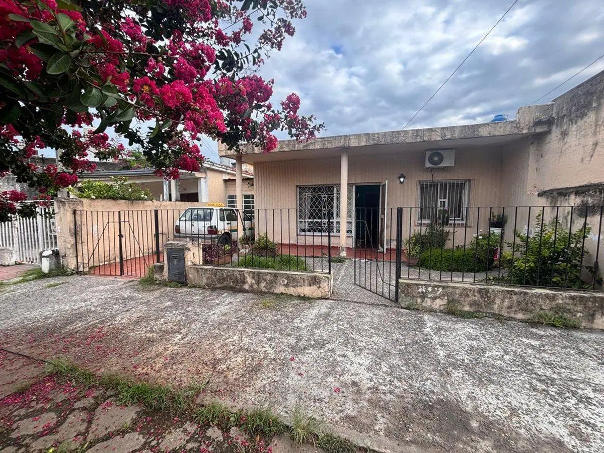 VENDO CASA 3 HABITACIONES BARRIO SARMIENTO 2