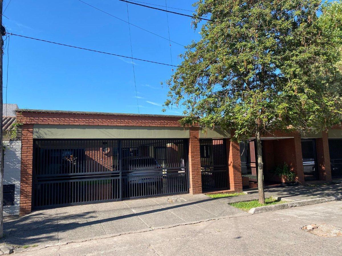 VENTA CASA 4 DORM 4 BAÑOS CON PILETA Y QUINCHO