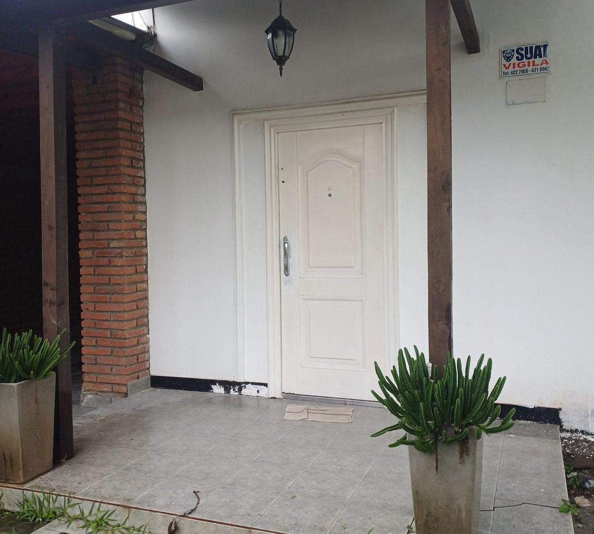 VENTA CASA 3 D - B CONGRESO CON COCHERA Y QUINCHO