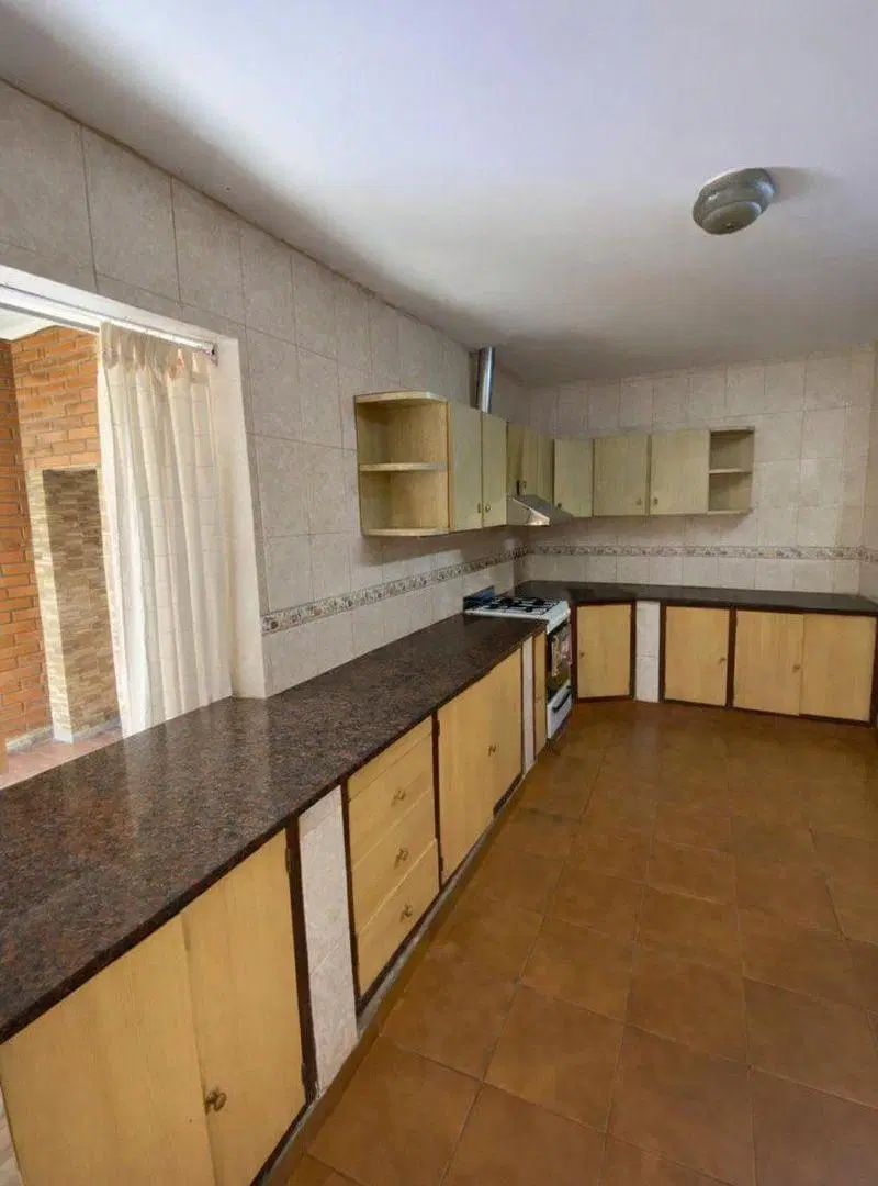 VENTA CASA 4 DORM- 2 BAÑOS- B° EL BOSQUE- SMT 4