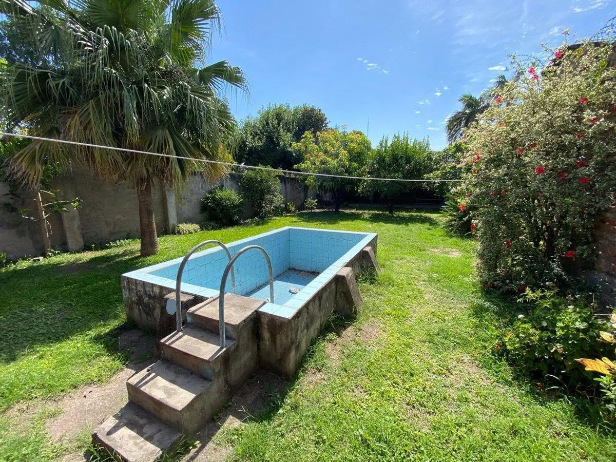 VENTA CASA 4 DORM- 2 BAÑOS- B° EL BOSQUE- SMT 5