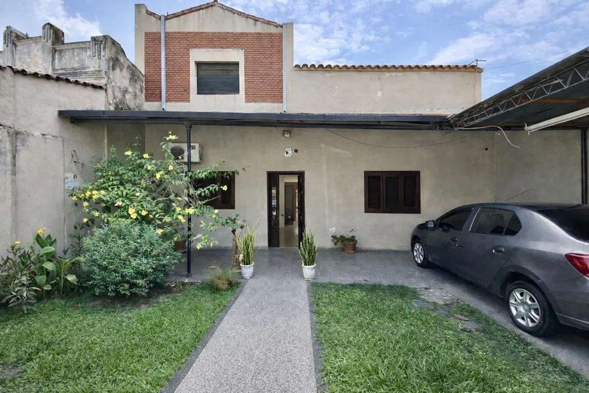 VENTA CASA 4 DORM- 2 BAÑOS- B° EL BOSQUE- SMT 2
