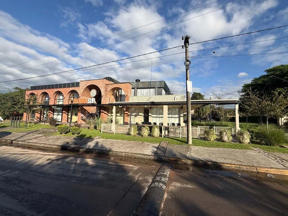 VENTA LOCAL COMERCIAL N°3 CON COCHERA YERBA BUENA 5