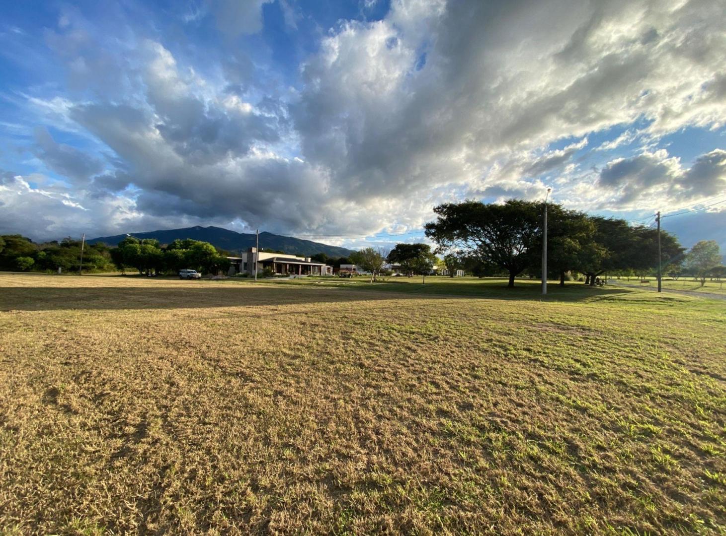 VENTA- LOTE EN CLUB DE CAMPO LAS CORTADERAS- RACO