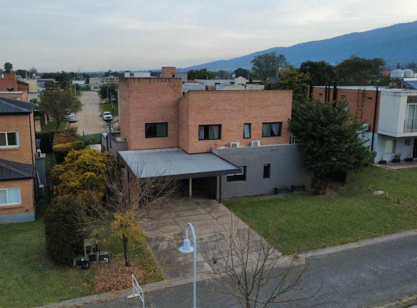 VENTA CASA 4 DORM CON PILETA B° QUINTA AZUCENA YB