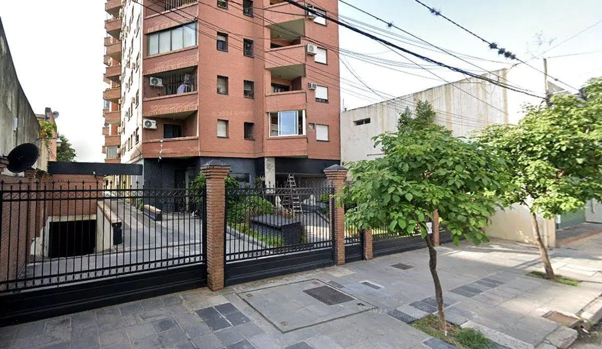 VENTA DE COCHERA CERRADA CON BAULERA EN BARRIO SUR 2