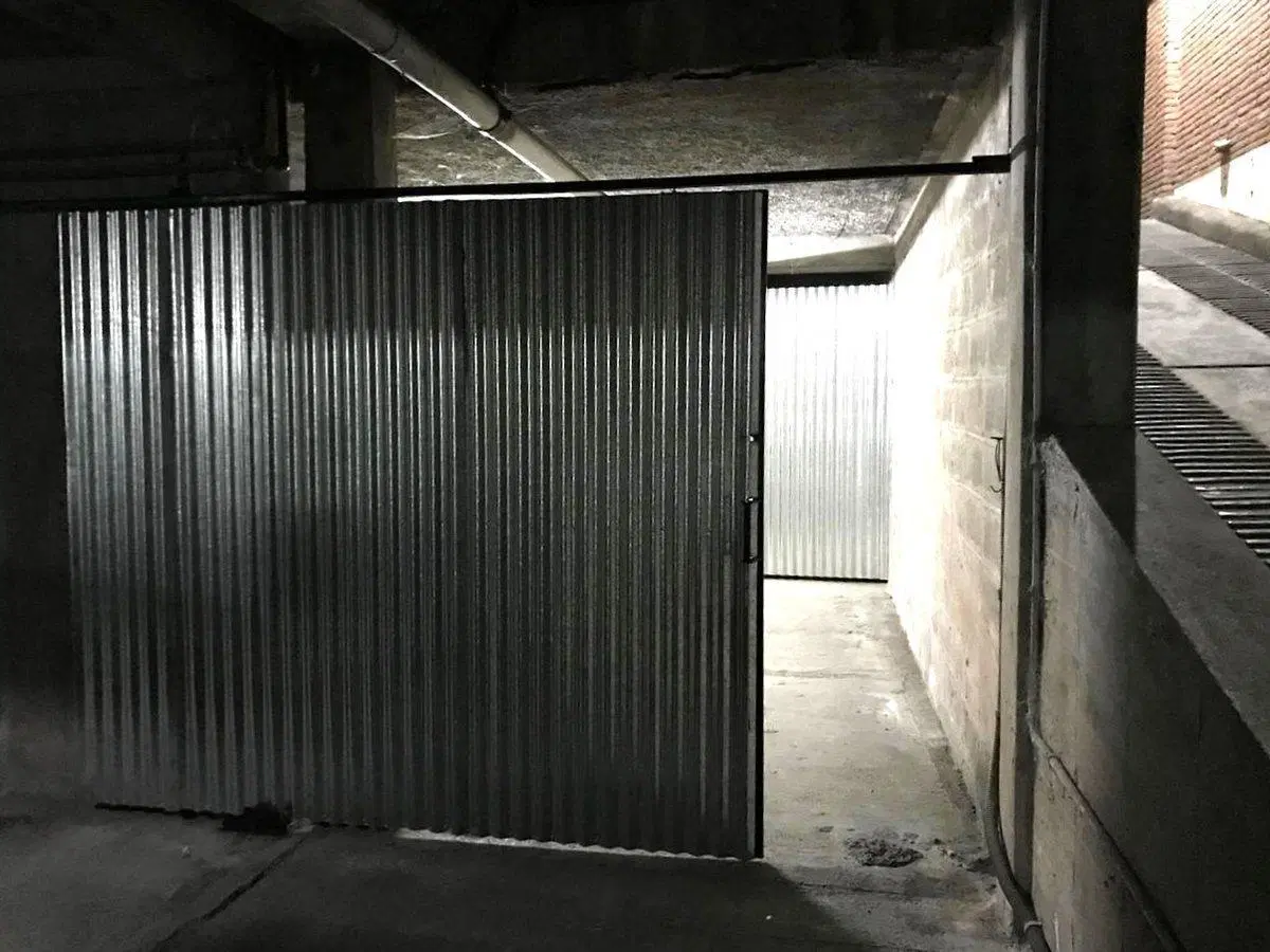 VENTA DE COCHERA CERRADA CON BAULERA EN BARRIO SUR 3