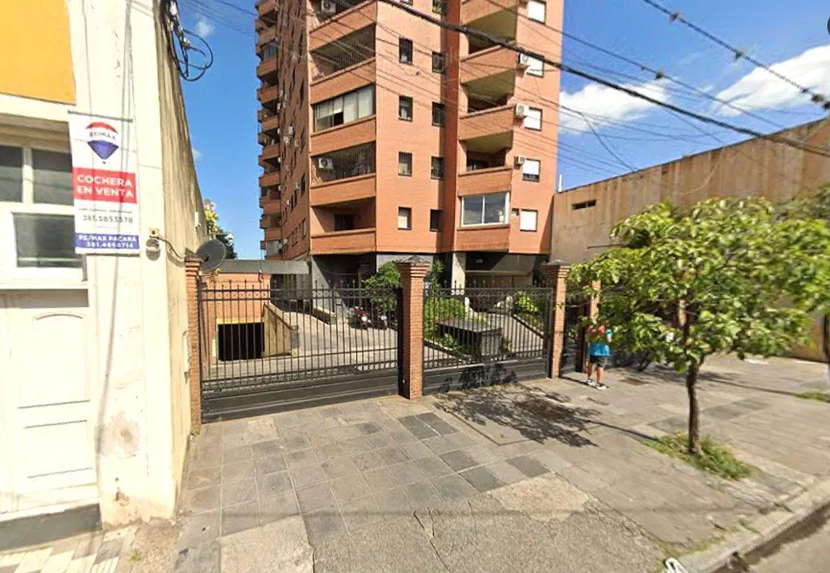 VENTA DE COCHERA CERRADA CON BAULERA EN BARRIO SUR 5