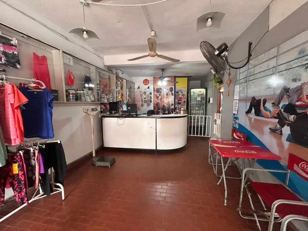 VENDO CASA SOBRE AV ROCA CASI ESQUINA ALEM 3