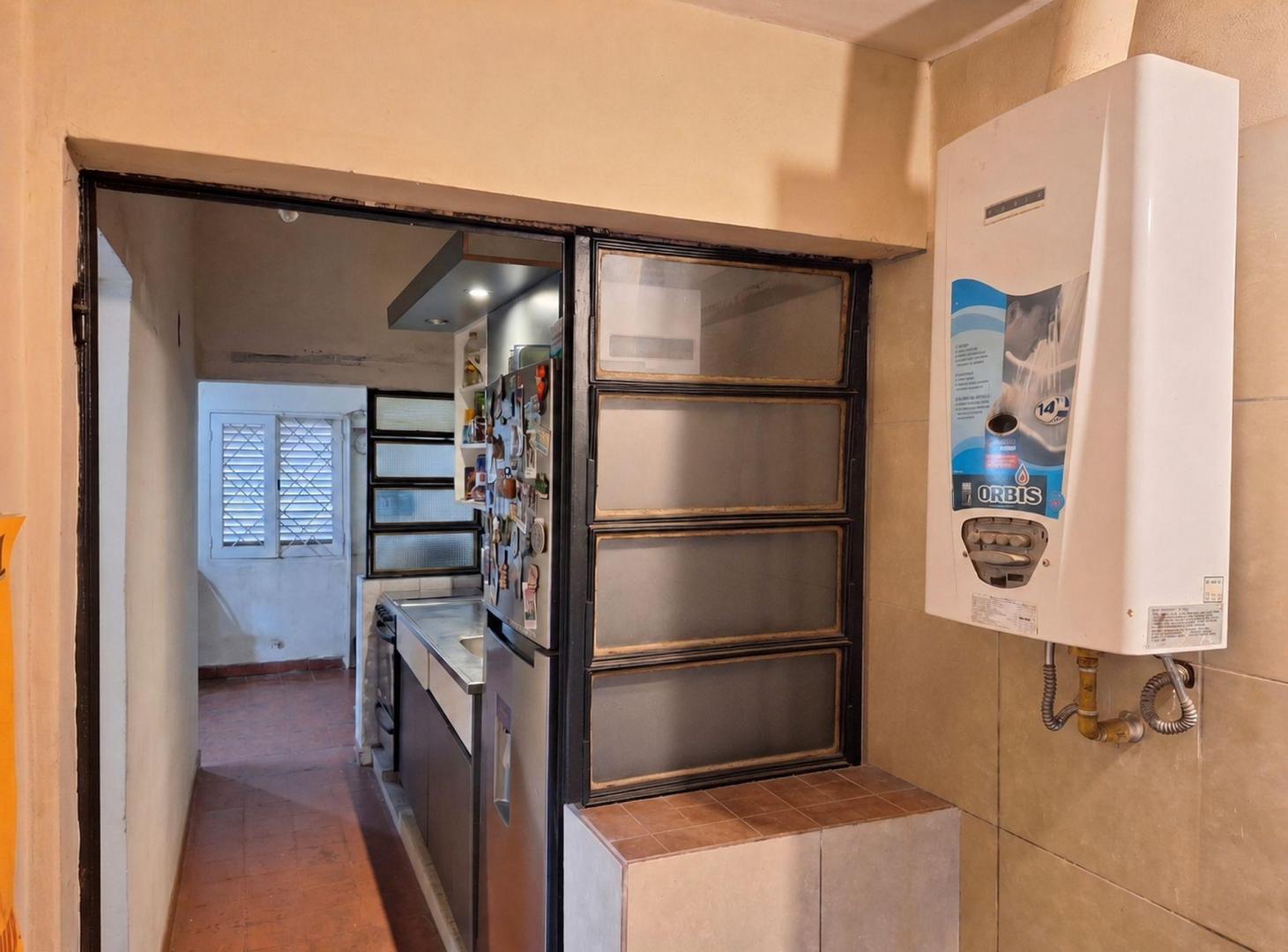 Foto de VENTA CASA SOBRE AVENIDA BELGRANO 3700- 3 DORM, imagen 2