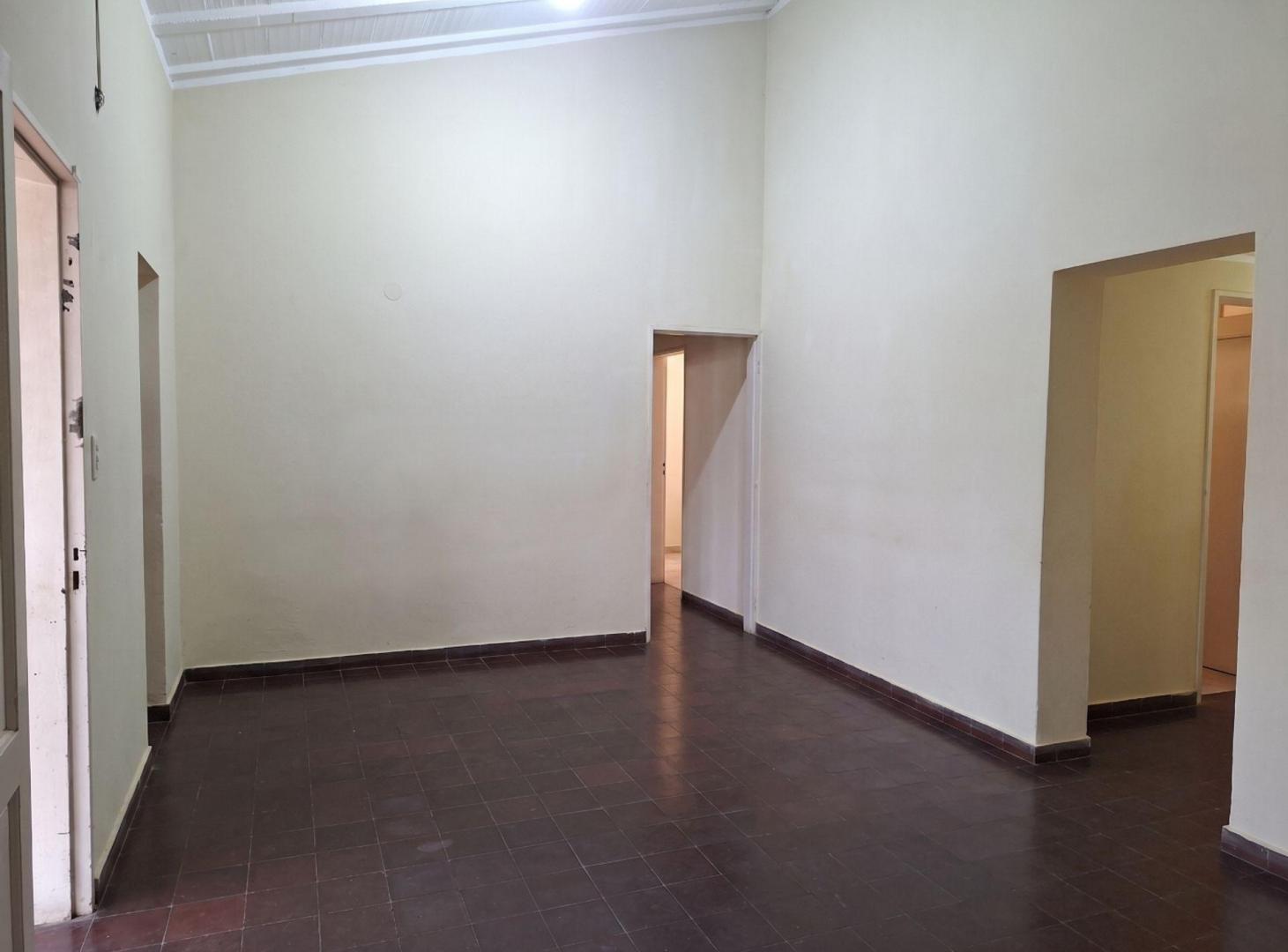 Foto de VENTA CASA SOBRE AVENIDA BELGRANO 3700- 3 DORM, imagen 1