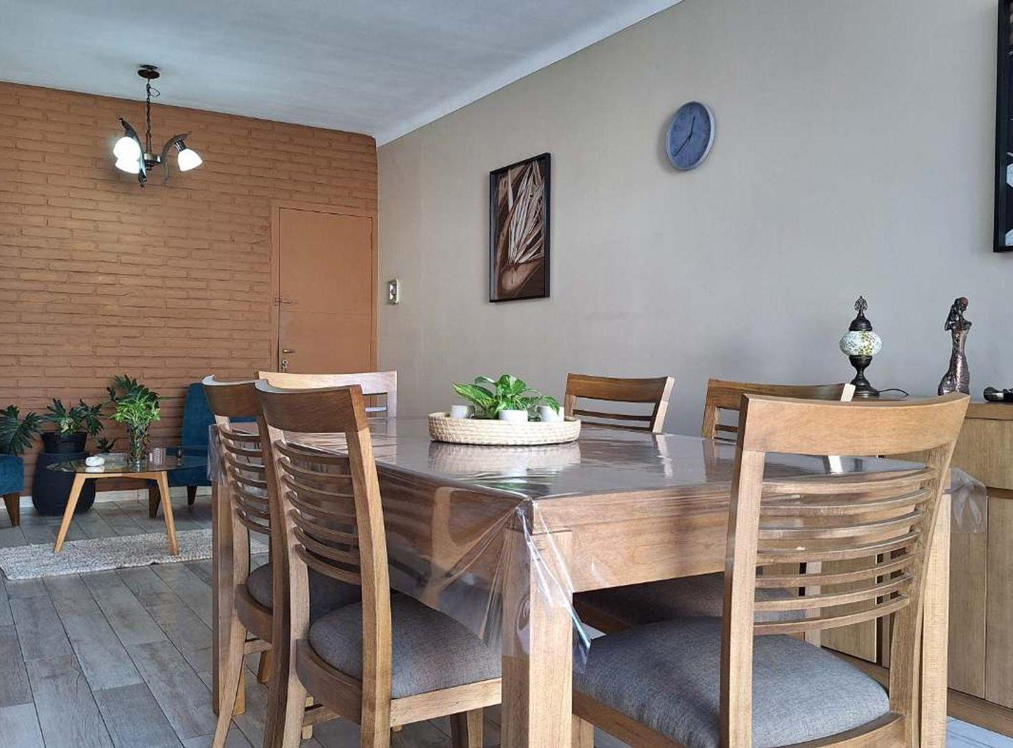 Foto de CASA EN VENTA CON PILETA Y LOCALES EN AV ROCA, imagen 2