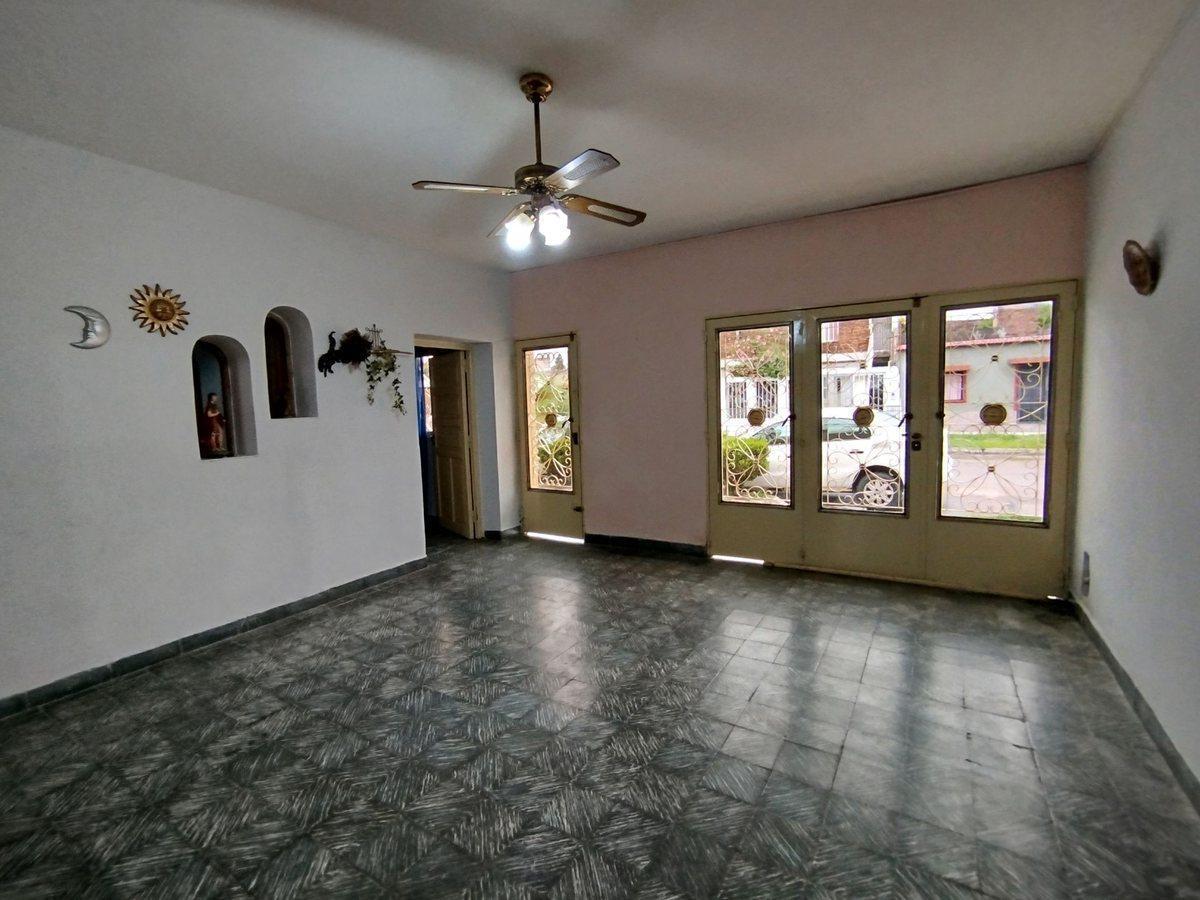 Foto de VENTA CASA 2 DOR, AMPLIA CON FONDO Y TERRAZA, imagen 2