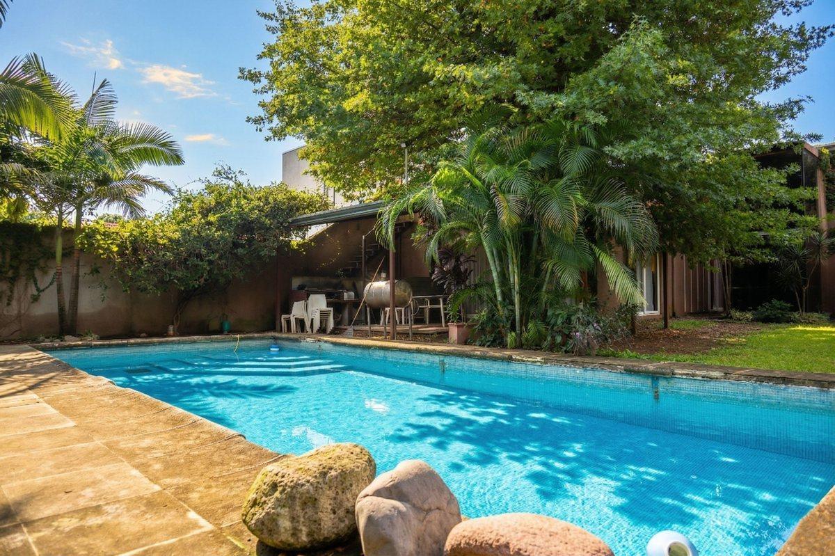 Foto de VENTA CASA EN YERBA BUENA- 4 DORM- 3 BAÑOS- PILETA, imagen 1