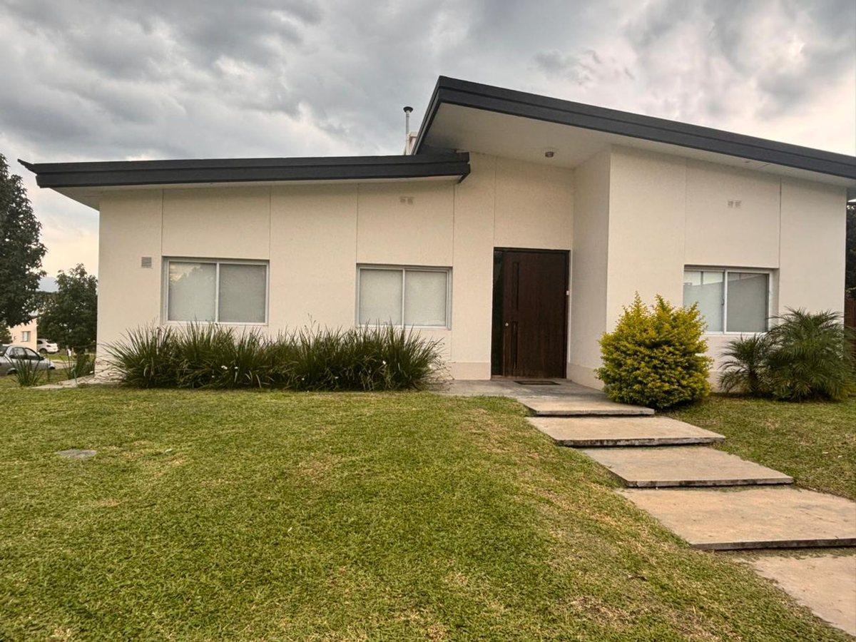 Foto de VENDO CASA COUNTRY VILAGO A 15 MINUTOS DEL CENTRO, imagen 1