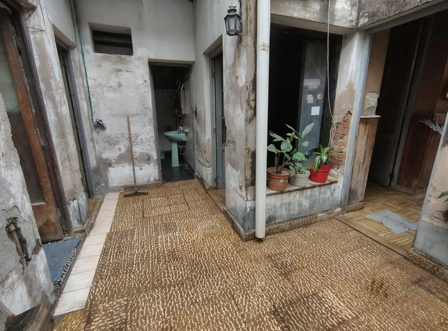 Foto de VENTA CASA 2D-ZONA PARQUE 9 DE JULIO-A REFACCIONAR, imagen 2