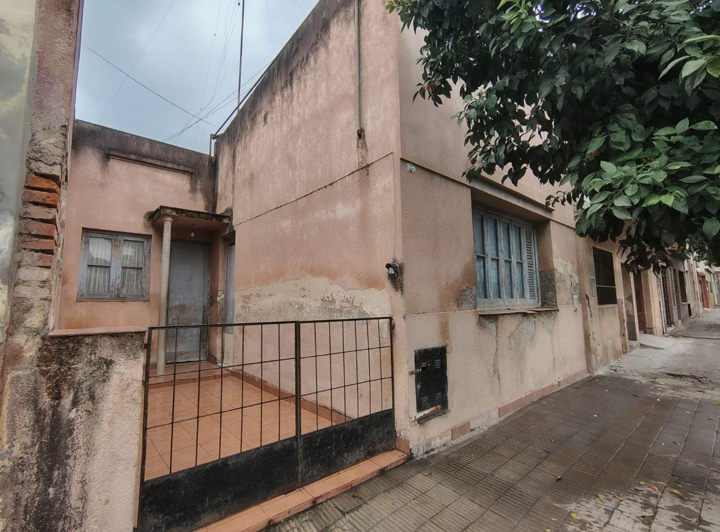 Foto de VENTA CASA 2D-ZONA PARQUE 9 DE JULIO-A REFACCIONAR, imagen 1