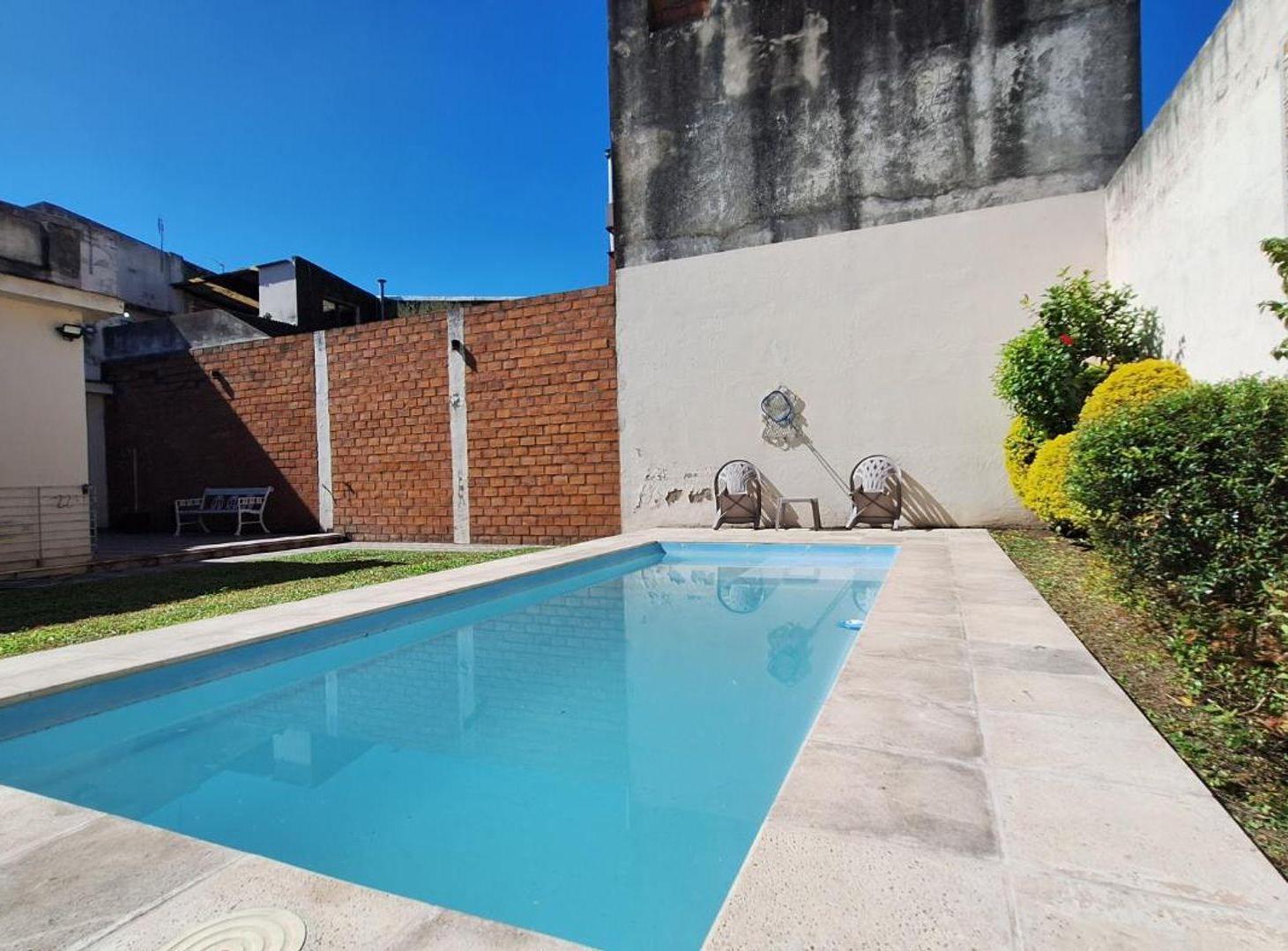 Foto de CASA EN VENTA CON PILETA Y LOCALES EN AV ROCA, imagen 1