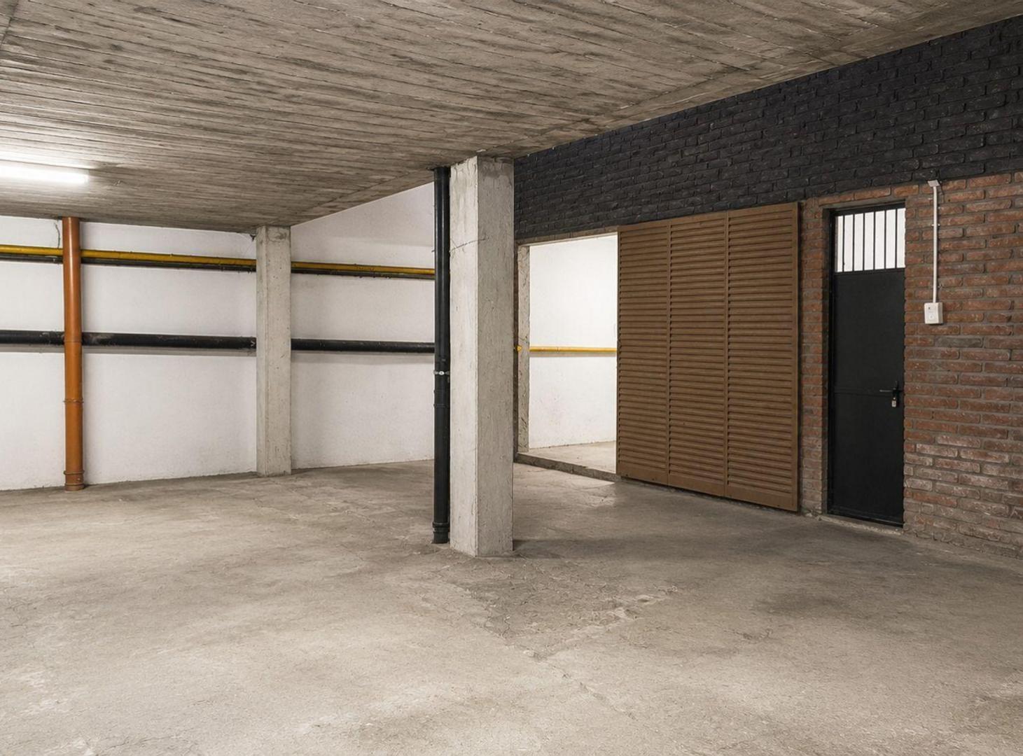 Foto de VENTA de Cochera + Depósito en Barrio Sur., imagen 2
