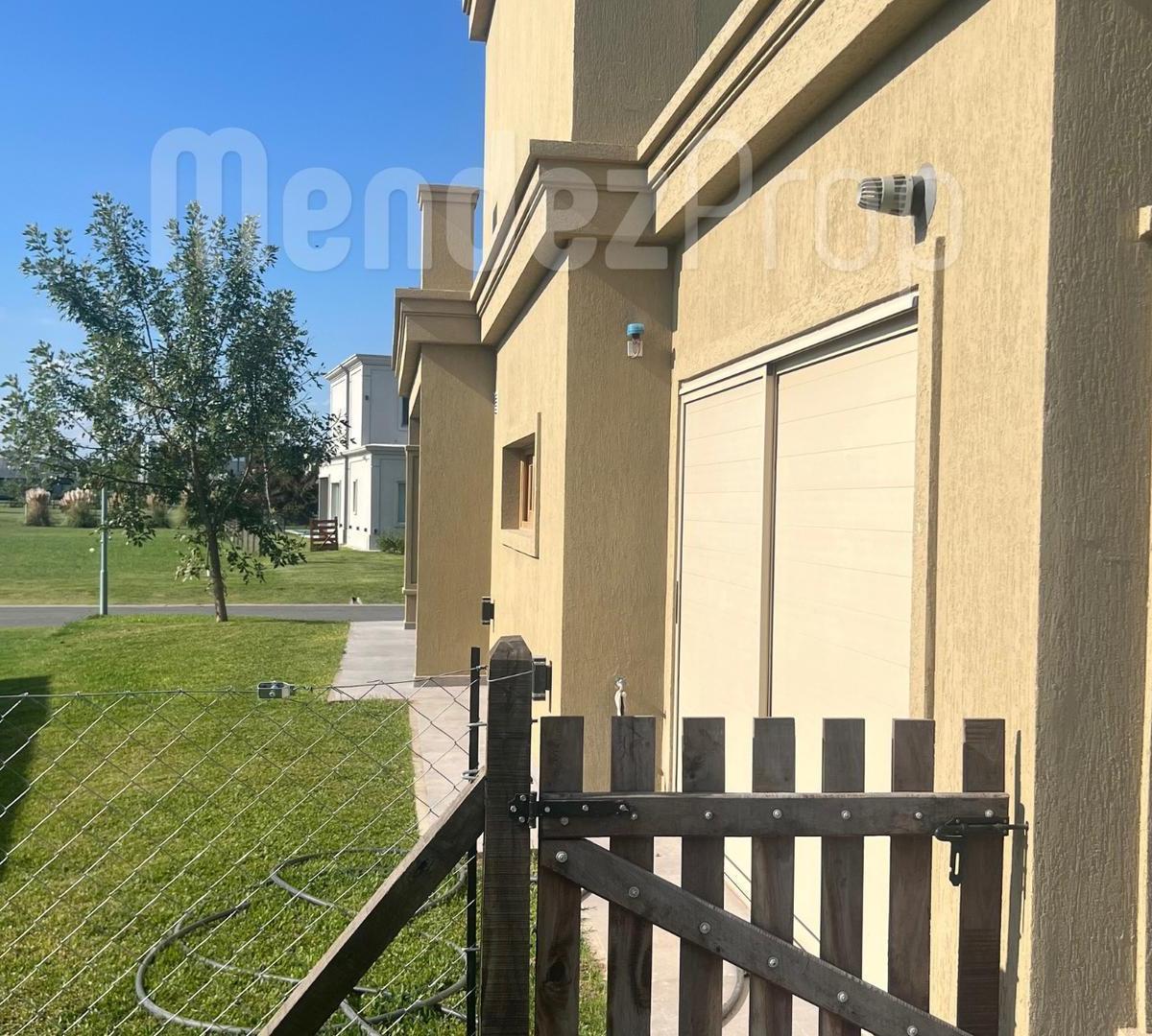 Venta Casa en Terralagos. Canning 4
