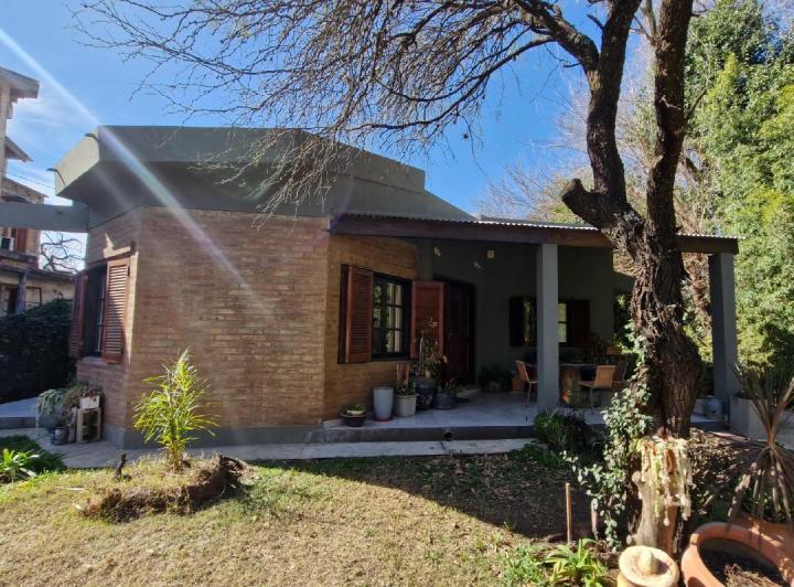 CASA EN VENTA DE DOS DORMITORIOS EN MENDIOLAZA GOLF 1