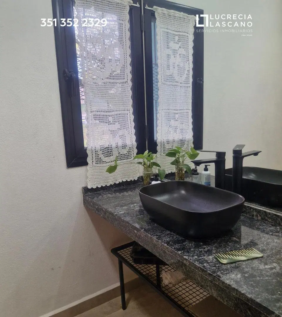 Casa en alquiler de tres dormitorios en Villa Allende Lomas a metros Av. Argentina 8