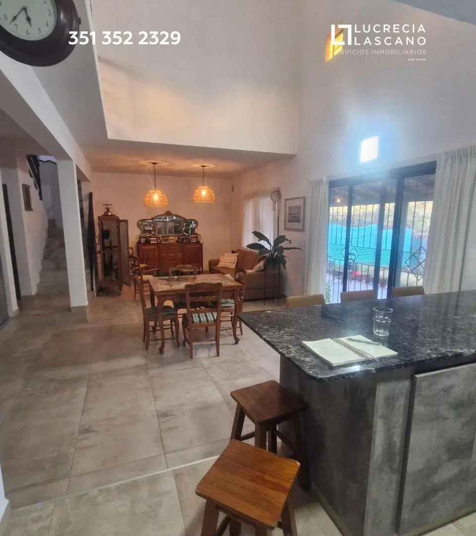 Casa en alquiler de tres dormitorios en Villa Allende Lomas a metros Av. Argentina 5