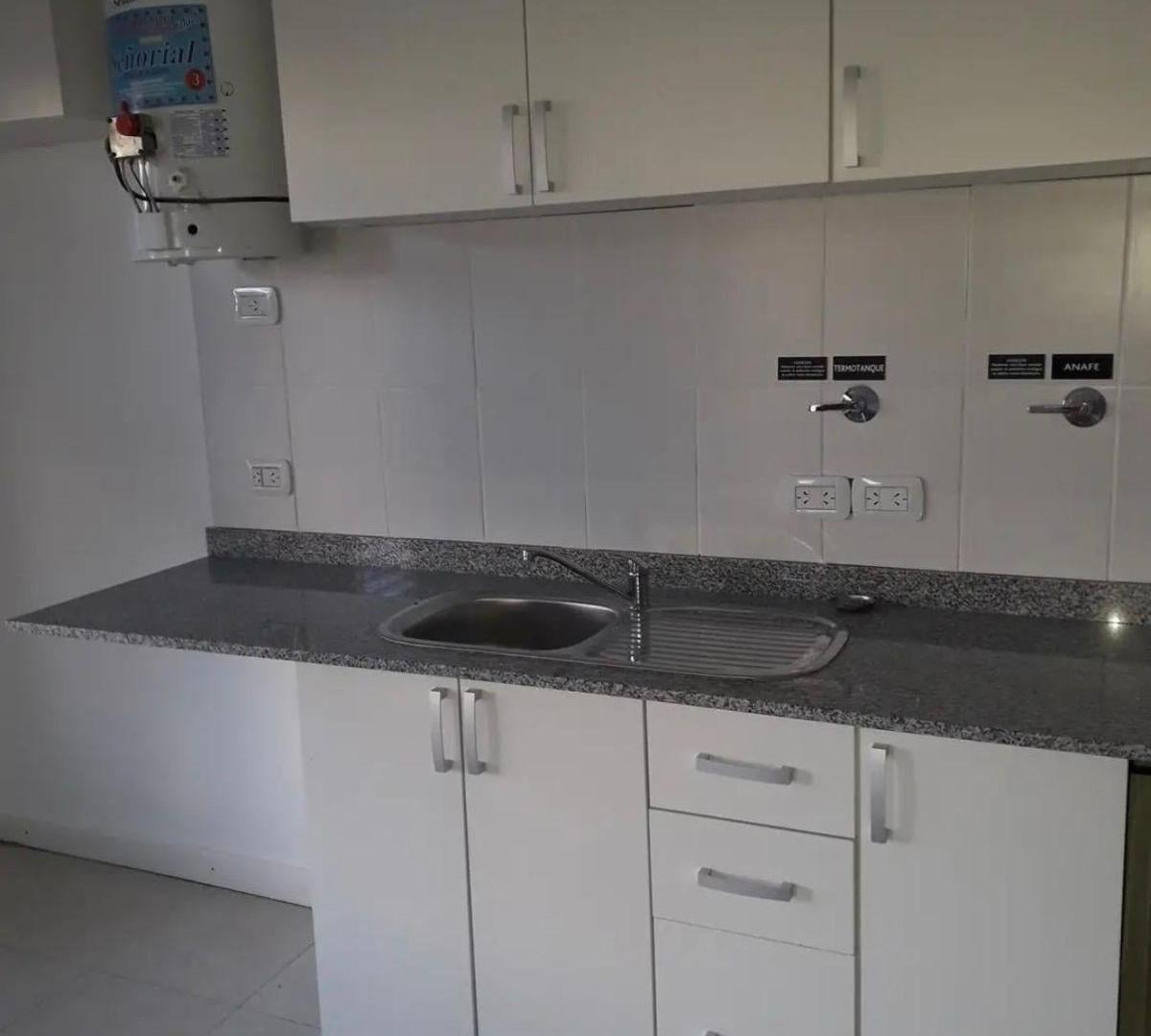 Foto de Departamento SIN EXPENSAS de 30 m² en alquiler en La Plata en calle 9, imagen 1