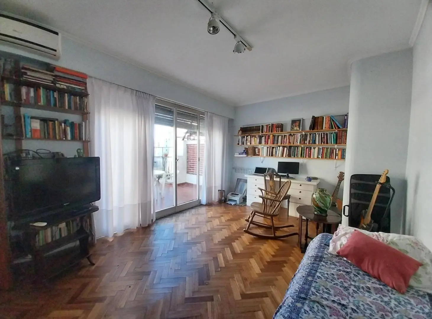 PISO con balcón perimetral en Juncal y Esmeralda 4