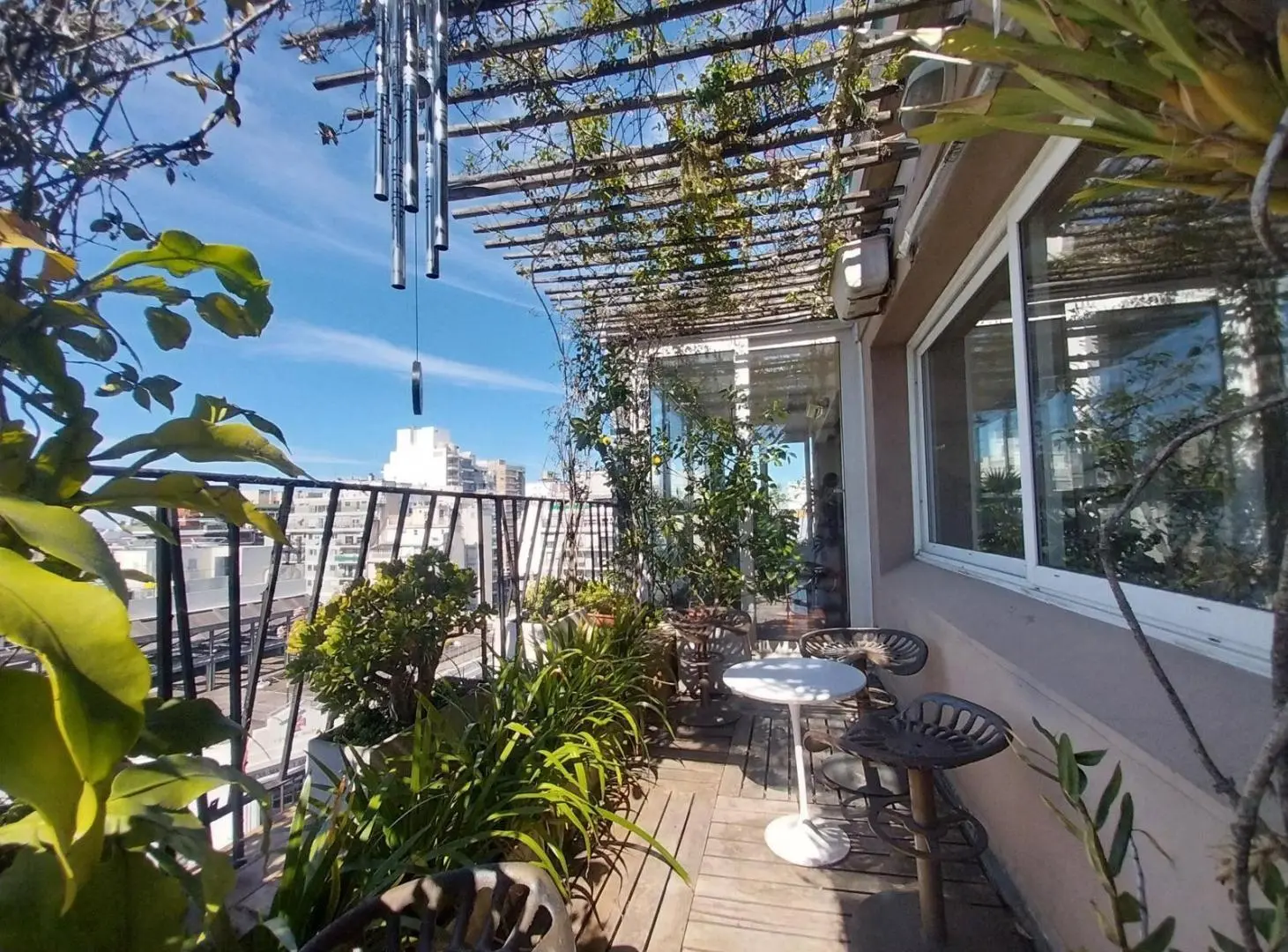 Semipiso con balcón terraza - esquina Av. Martin Garcia 1