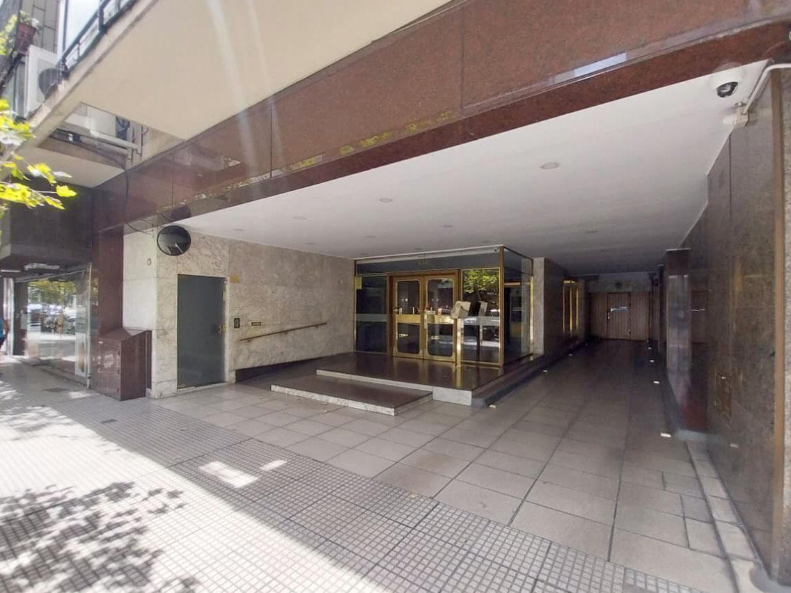 Departamento en Av. Montes de Oca con cochera - Barracas