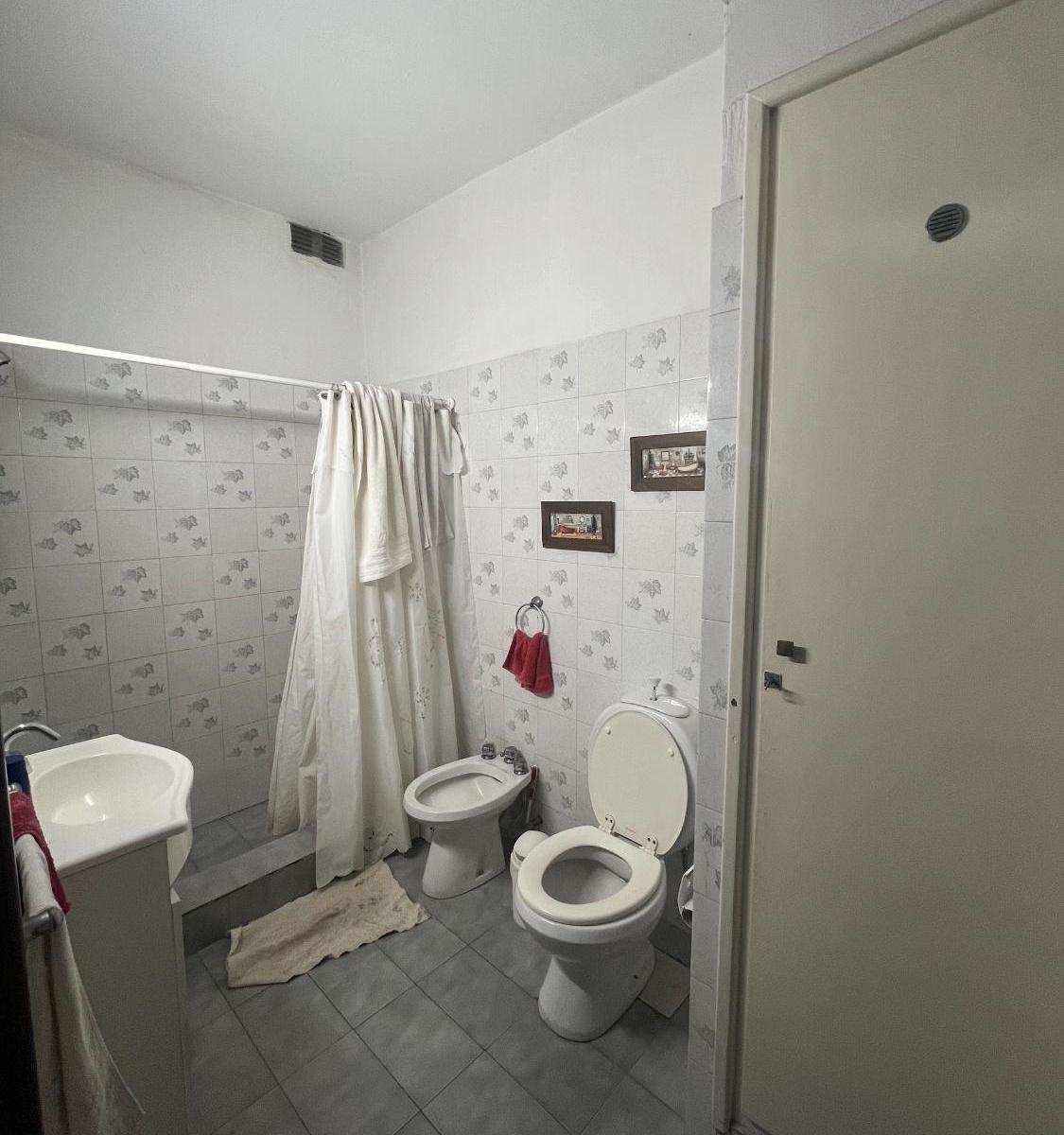 2 Casas + 3 Locales (Sobre Av Belgrano) Sup. Cub. 405 m² Sup. T 395 m² 2