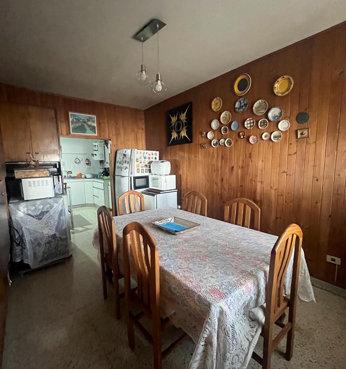 2 Casas + 3 Locales (Sobre Av Belgrano) Sup. Cub. 405 m² Sup. T 395 m² 4