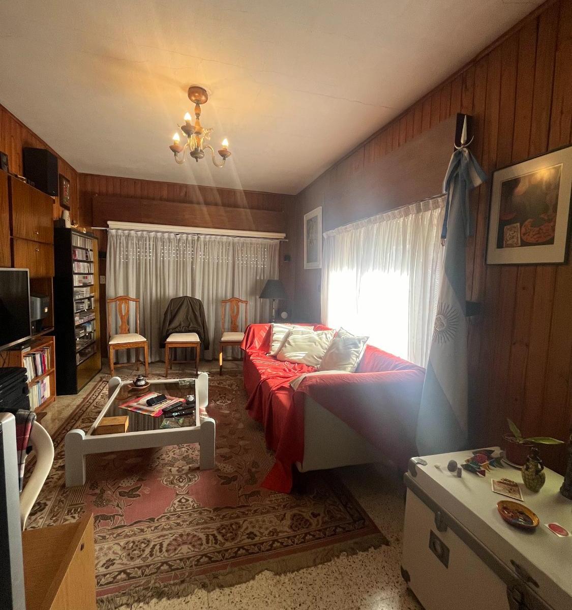 2 Casas + 3 Locales (Sobre Av Belgrano) Sup. Cub. 405 m² Sup. T 395 m² 5