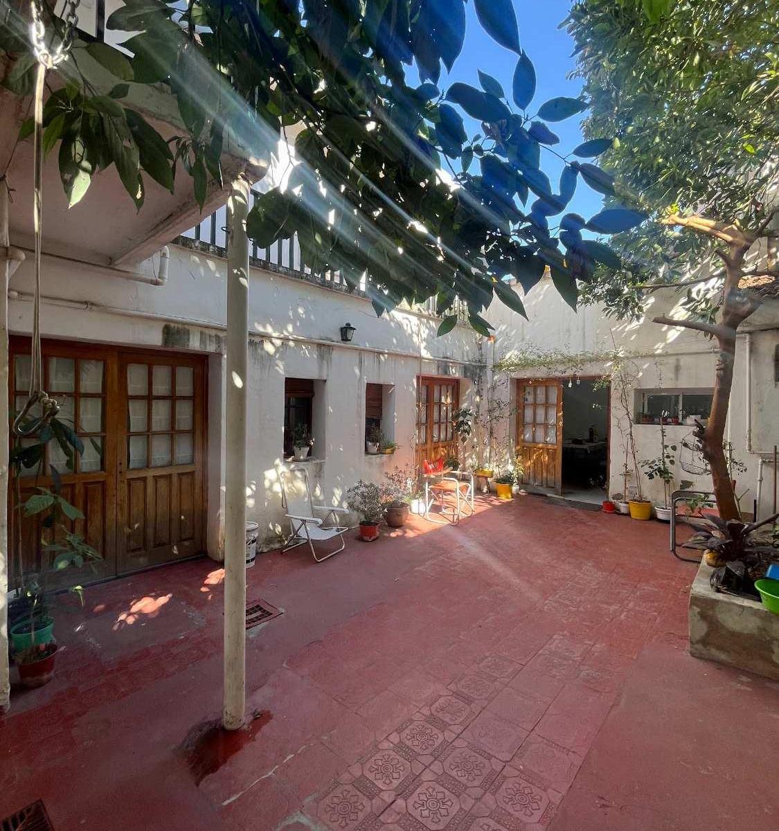 2 Casas + 3 Locales (Sobre Av Belgrano) Sup. Cub. 405 m² Sup. T 395 m² 3