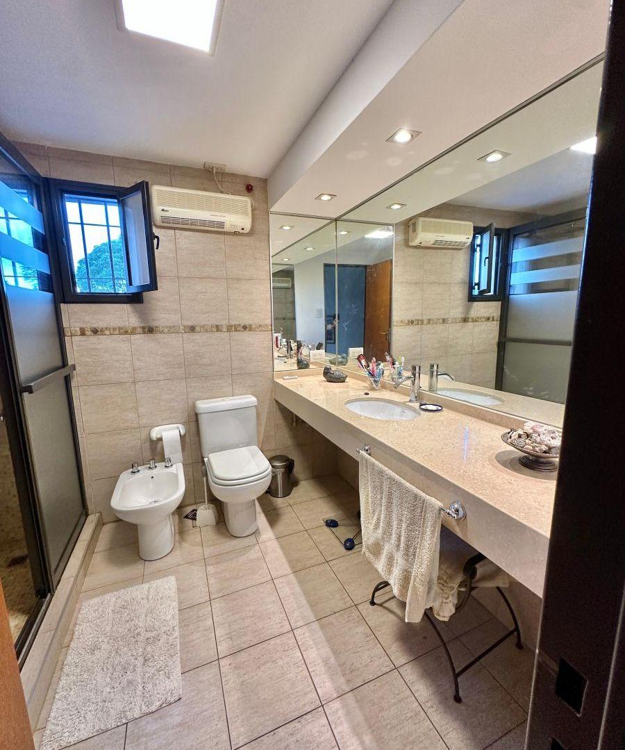 Foto de 3 DORM. - 1 ESCRITORIO EN PLANTA BAJA - PILETA - CASA EN VENTA ARGUELLO, imagen 5
