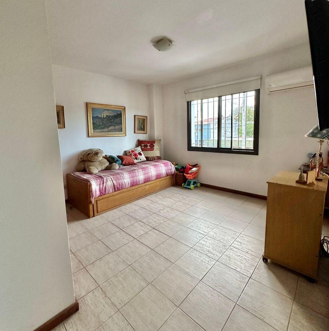 Foto de 3 DORM. - 1 ESCRITORIO EN PLANTA BAJA - PILETA - CASA EN VENTA ARGUELLO, imagen 2