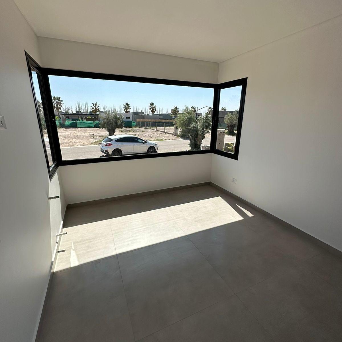 Hermosa Casa a Estrenar en Barrio Ciro de Vieytes 3