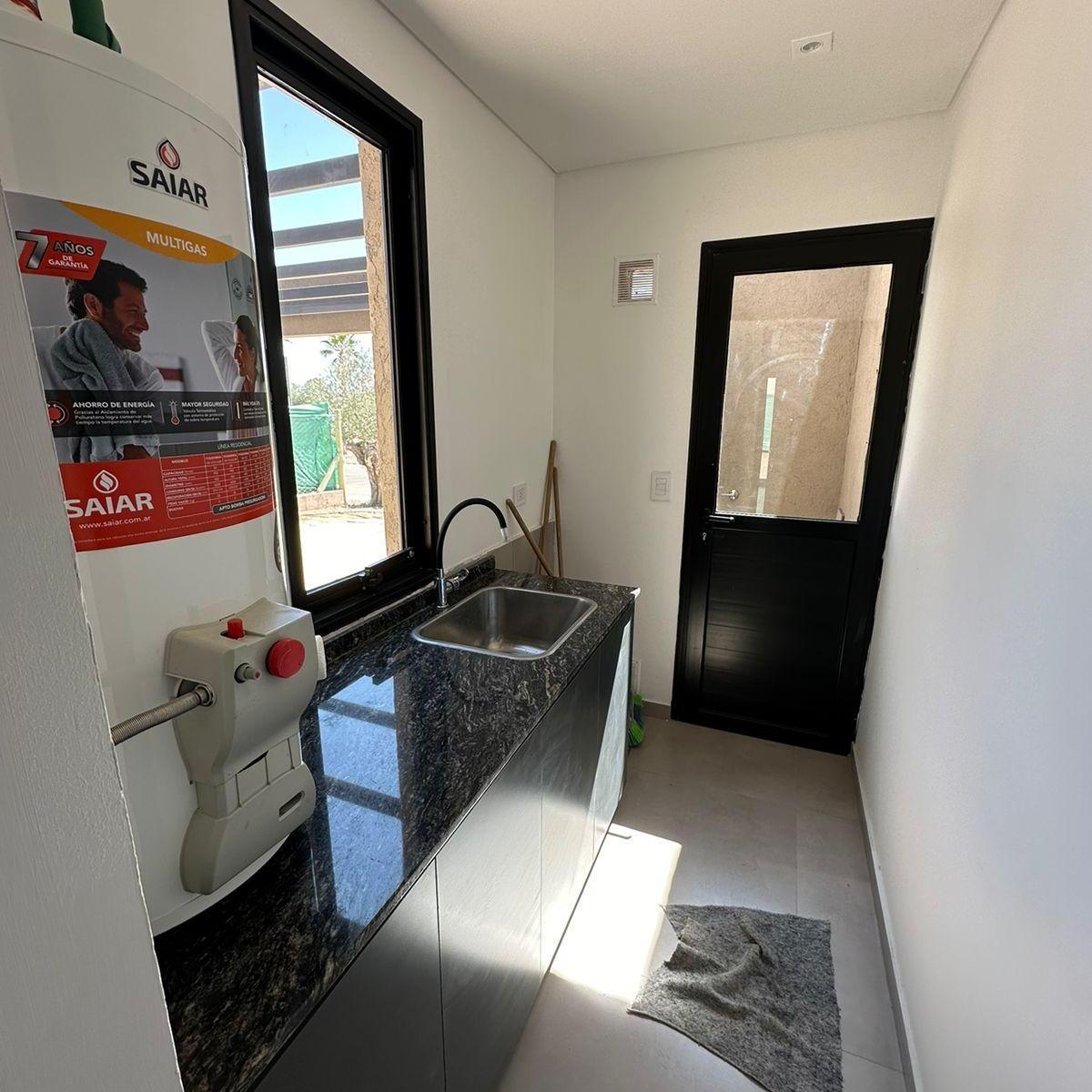 Hermosa Casa a Estrenar en Barrio Ciro de Vieytes 1