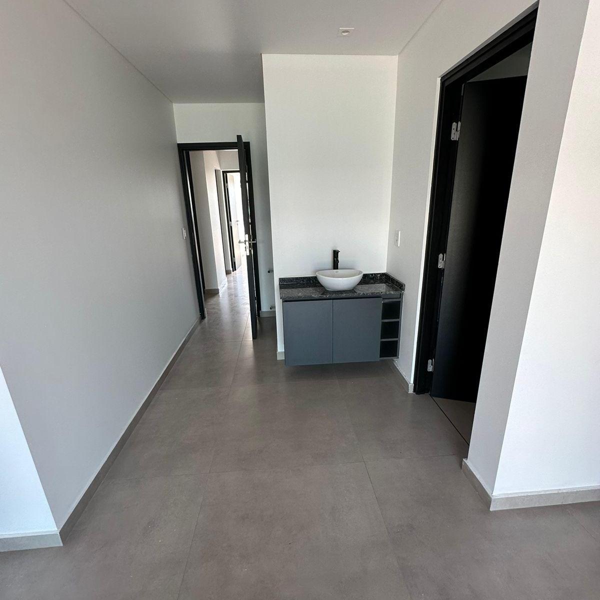 Hermosa Casa a Estrenar en Barrio Ciro de Vieytes 4