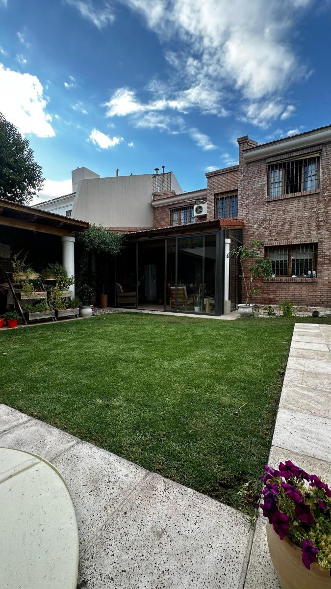 Hermosa Casa en Alto Dorrego 4