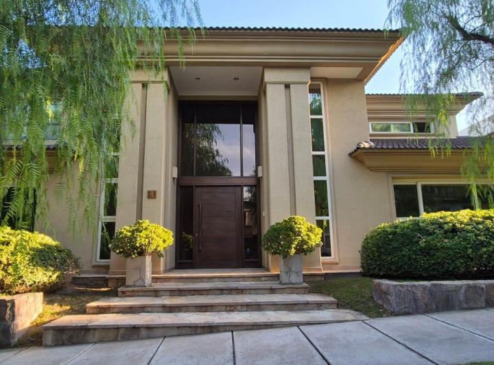 Hermosa CASA en Barrio Dalvian 3