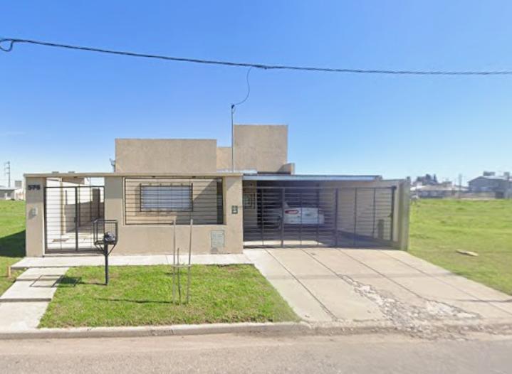 Casa de 5 ambientes, espacio vehicular y patio