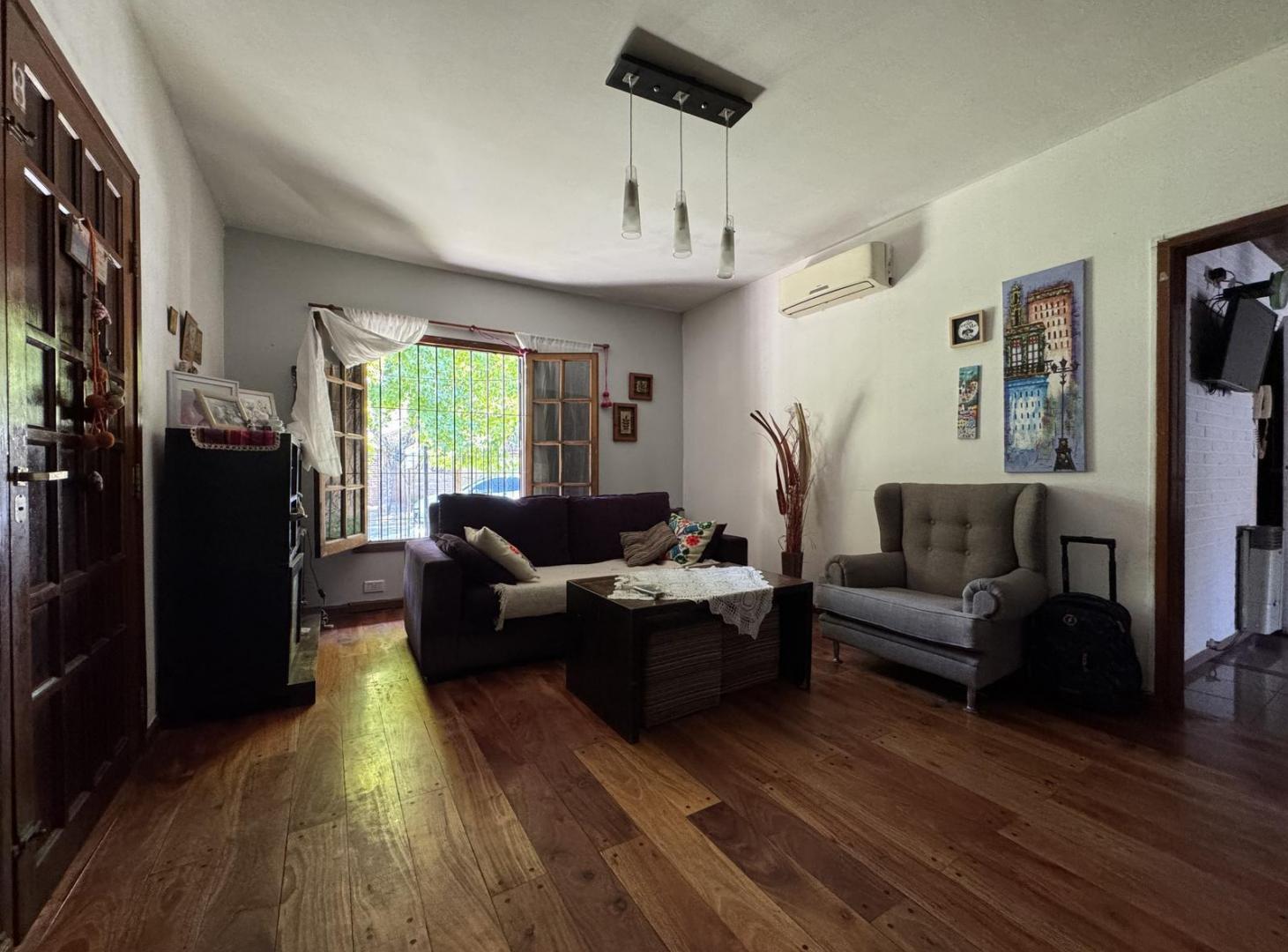 Casa 4 ambientes con jardin, pileta y cochera, Barrio Maritimo en venta!