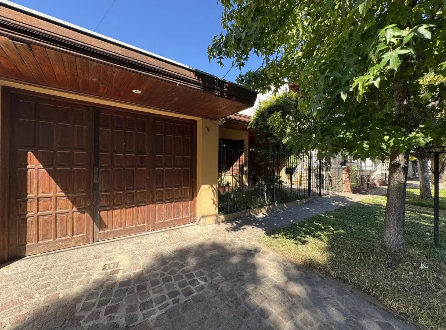 Casa 4 ambientes con jardin, pileta y cochera, Barrio Maritimo en venta! 3